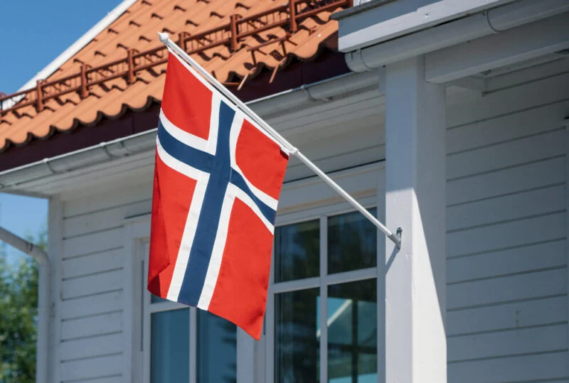 Balkongstang_hvit150cm_flagg_1_stående_DSC03799